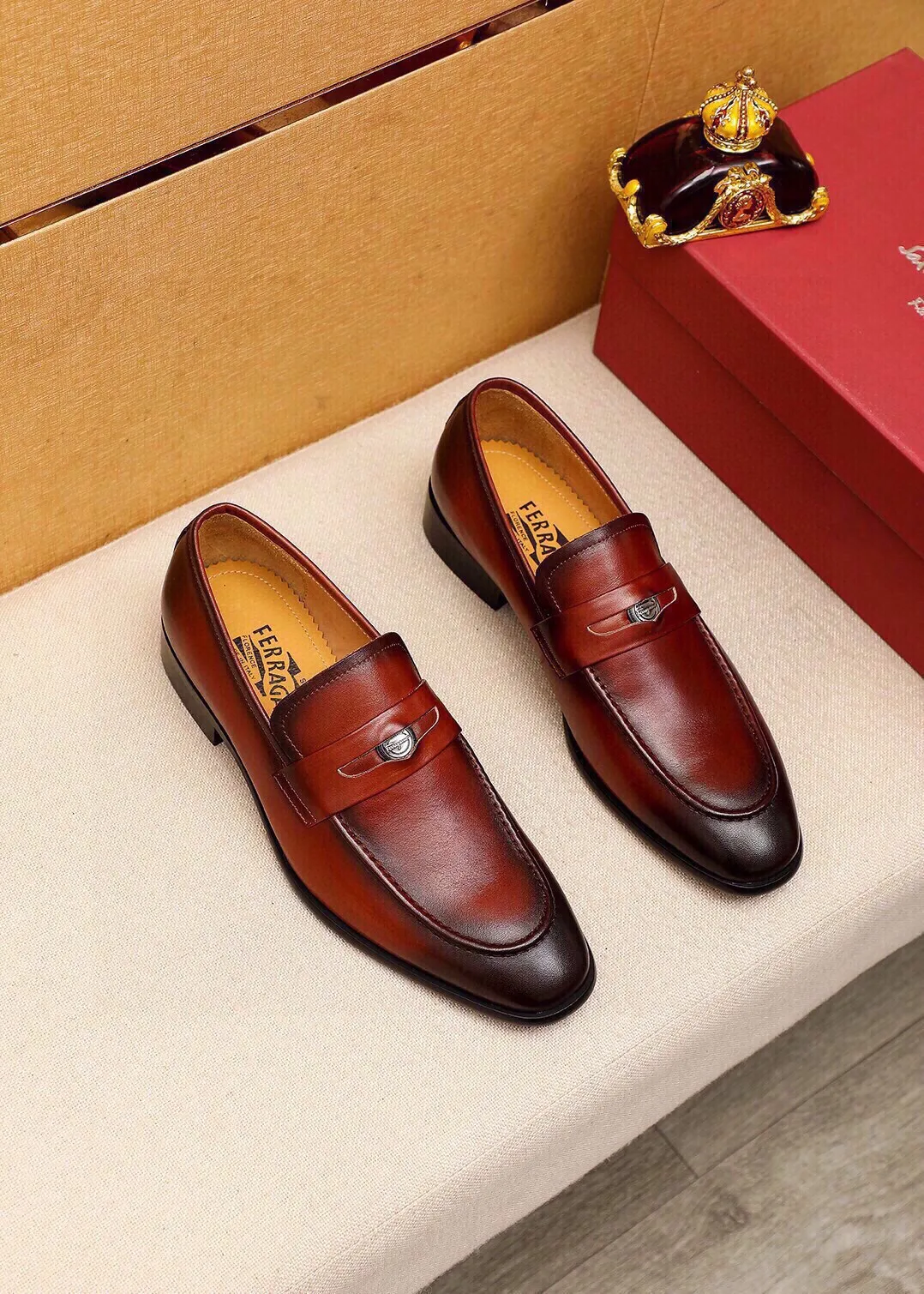 Men's shoes 💰520 💐 Product trademark: Ferragamo "Ferragamo" casual leather shoes Regular size: 38-44 (45🉑️customized) Product materials: Selected imported first-layer calfskin upper + original hardware buckle, imported water-dyed cowhide leather lining. Strong three-dimensional visual effect, combined outsole Color: 2⃣️colors available